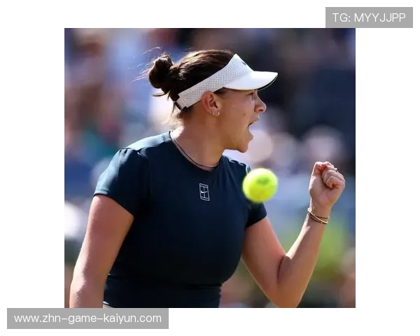 网球选手滑倒摔出场外