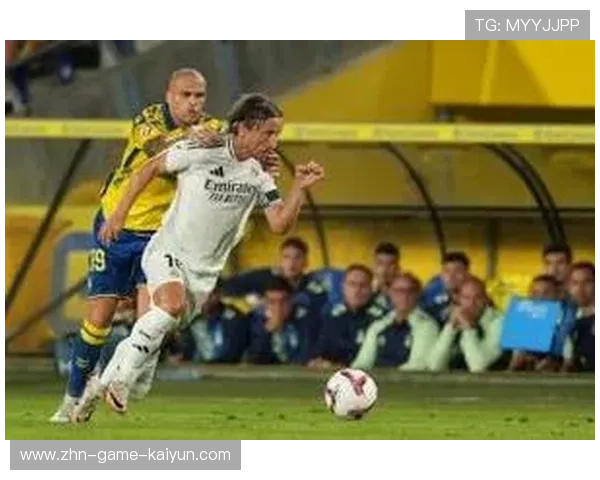 维尼修斯快速反击中制造机会,皇马边路效率惊人 维尼修斯快速反击中制造机会,皇马边路效率惊人